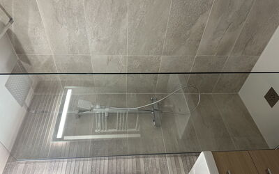 Les Bastides (O6 014) 600.11: Flooring, Fussboden, Armatur, Fliese, Duschkopf, Duschtür, Installation, Dusche, Badezimmer