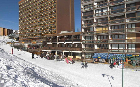 Le Corbier 300: Gebäude, Himmel, Fenster, Schnee, Wolkenkratzer, Urban Design, Haus, Tower Block, Eigentumswohnung, Nachbarschaft