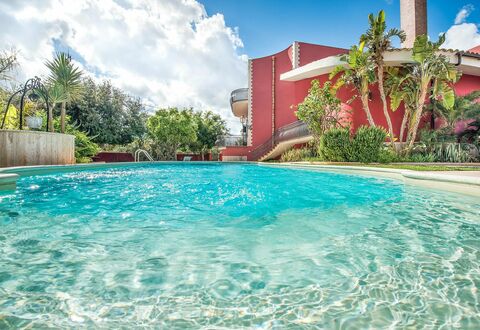 Villa Rossana: Wasser, Wolke, Pflanze, Gebäude, Daytime, Eigentum, Himmel, Schwimmbad, Baum, Haus