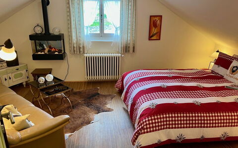 Serviced Apartment Chalet Bärgblüml i Ha: Möbel, Interior Design, Schlafzimmer, Bett, Holz, Bettdecke, Bedding, Flooring, Zimmer, Linens
