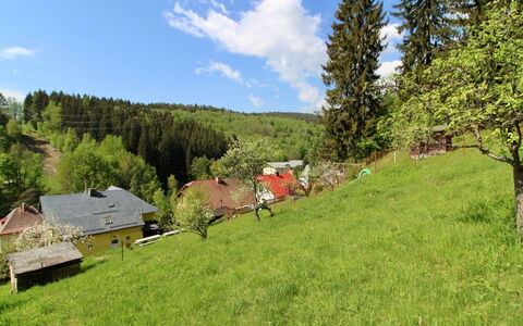Hillside Lodge & Garden: Wasser, Pflanze, Gebäude, Daytime, Eigentum, Himmel, Schwimmbad, Azurblau, Baum, Gewässer