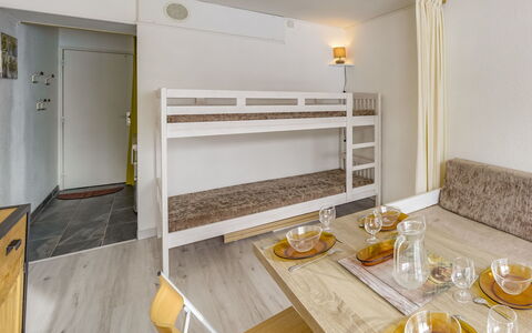 Le Corbier 100: Essen, Geschirr, Möbel, Tabelle, Gebäude, Holz, Cabinetry, Haus, Interior Design, Gelb