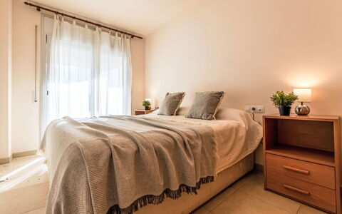 Deltamar: Bett, Möbel, Interior Design, Bedding, Schlafzimmer, Fussboden, Flooring, Bettdecke, Wand, Zimmer