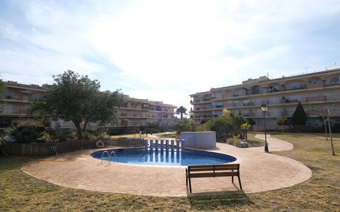 Golden Beach: Wasser, Wolke, Himmel, Pflanze, Gebäude, Baum, Freizeit, Landschaft, Urban Design, Schwimmbad