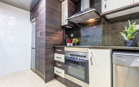 Vila del Far: Major Appliance, Küchengerät, Flooring, Küche, Countertop, Cabinetry, Interior Design, Fussboden, Haushaltsgerät, Decke