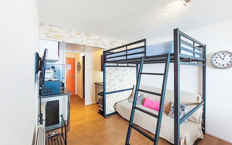 Le Corbier 310: Etagenbett, Interior Design, Fussboden, Flooring, Möbel, Schlafzimmer, Bett, Zimmer, Bettdecke, Bettrahmen