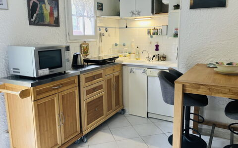 Villa Irène: Cabinetry, Möbel, Küchengerät, Küche, Holz, Countertop, Major Appliance, Haushaltsgerät, Schublade, Flooring