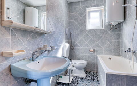 Nena: Badezimmer, Armatur, Flooring, Interior Design, Fussboden, Sinken, Bad Sink, Zapfhahn, Badewanne, Toilette