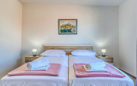 Nena: Bett, Möbel, Interior Design, Fussboden, Schlafzimmer, Flooring, Holz, Bettdecke, Zimmer, Bedding