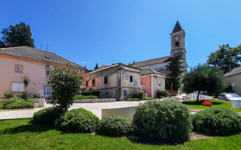 Nena: Auffahrt, Garten, Kirche, Landscaping, Rasen, Turm, Kirchturm, Estate, Kapelle