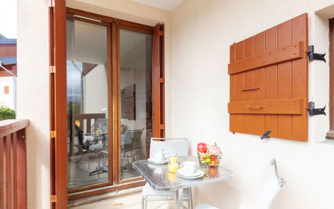 La Toussuire 200: Gebäude, Möbel, Pflanze, Orange, Interior Design, Holz, Tür, Fenster, Tabelle