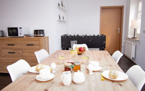 Kiek in: Tabelle, Möbel, Geschirr, Holz, Essen, Fussboden, Flooring, Cabinetry, Hartholz, Komfort