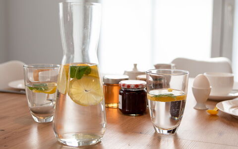 Kiek in: Geschirr, Drinkware, Wasser, Zutat, Tabelle, Servierware, Dishware, Alkoholisches Getränk