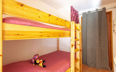Les Bottières 110: Möbel, Etagenbett, Gebäude, Holz, Orange, Interior Design, Komfort, Fussboden, Haus, Flooring