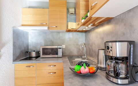 Les Bottières 110: Cabinetry, Countertop, Eigentum, Küchengerät, Küche, Herd, Gebäude, Haushaltsgerät, Holz, Interior Design