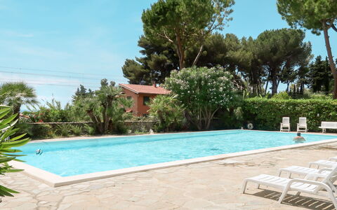 Ventimiglia 638: Wasser, Pflanze, Himmel, Schwimmbad, Baum, Schatten, Verbundwerkstoff, Gras, Freizeit, Landschaft