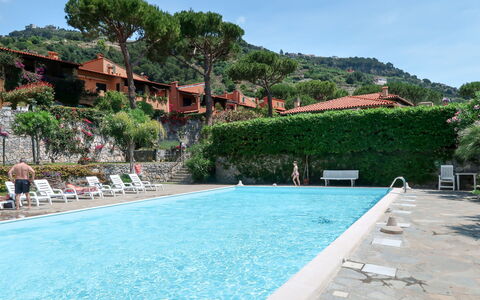 Ventimiglia 638: Wasser, Himmel, Pflanze, Schwimmbad, Gebäude, Baum, Wolke, Gewässer, Freizeit, Verbundwerkstoff