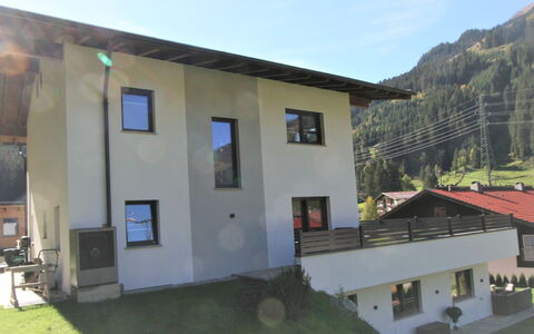 Haus Goldmann: Pflanze, Gebäude, Himmel, Fenster, Grundstueck, Haus, Hütte, Gras, Landschaft, Baum