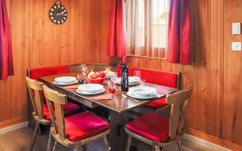 Dorine: Tabelle, Möbel, Fenster, Stuhl, Vorhang, Geschirr, Gebäude, Holz, Interior Design, Beleuchtung