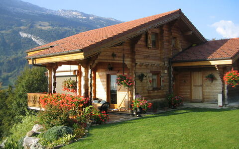 Namasté: Pflanze, Himmel, Gebäude, Blume, Fenster, Berg, Baum, Haus, Grundstueck, Natürliche Landschaft