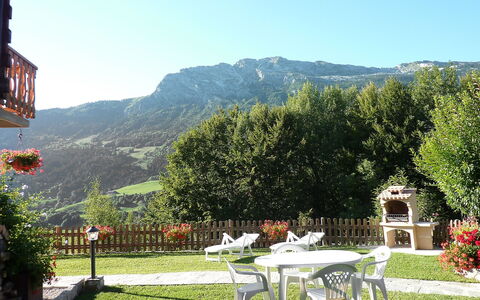 Namasté: Eigentum, Bergforms, Berg, Bergstation, Himmel, Wildnis, Gras, Gebirge, Grundeigentum, Haus