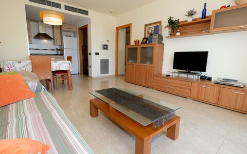 Golden Beach: Möbel, Tabelle, Holz, Gebäude, Interior Design, Fernsehen, Fussboden, Flooring, Wohnzimmer, Hartholz