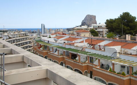 Calpe Calp 1070: Wasser, Himmel, Eigentum, Blau, Schwimmbad, Azurblau, Gebäude, Schatten, Verbundwerkstoff, Freizeit