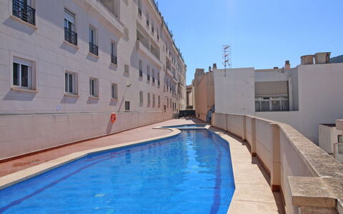 Calpe Calp 1070: Wasser, Himmel, Gebäude, Fenster, Schwimmbad, Azurblau, Schatten, Verbundwerkstoff, Grundeigentum, Freizeit