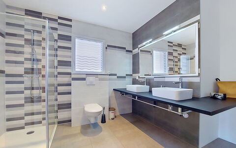 Villa Kerlina: Armatur, Flooring, Interior Design, Badezimmer, Fussboden, Fliese, Installation, Decke, Verbundwerkstoff, Zapfhahn