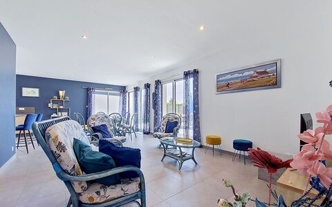 Villa Kerlina: Möbel, Interior Design, Flooring, Fussboden, Stuhl, Decke, Zimmer, Wohnung, Couch, Wohnzimmer