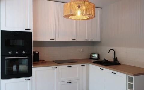 Le Clos du Mûrier: Cabinetry, Countertop, Spüle, Eigentum, Möbel, Sinken, Küche, Gebäude, Holz, Beleuchtung