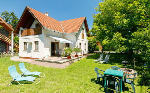 Nadori 3: Gebäude, Pflanze, Himmel, Möbel, Grundstueck, Baum, Gartenmöbel, Haus, Fenster, Gras