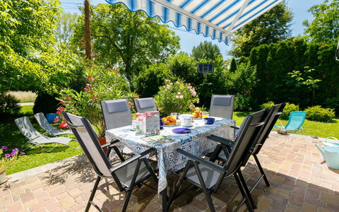 Nadori 3: Pflanze, Tabelle, Möbel, Eigentum, Stuhl, Gebäude, Himmel, Tisch Im Freien, Baum, Gartenmöbel