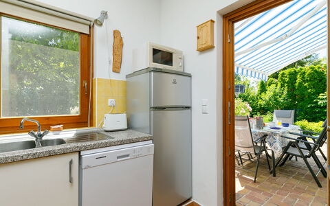 Nadori 3: Cabinetry, Spüle, Countertop, Sinken, Fenster, Gebäude, Zapfhahn, Herd, Holz, Armatur
