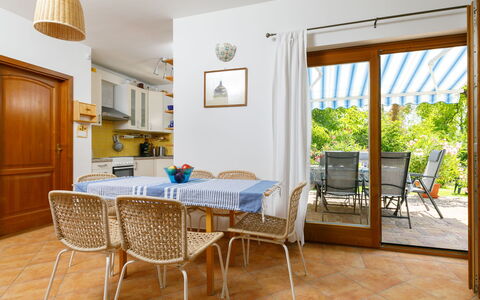 Nadori 3: Möbel, Eigentum, Tabelle, Stuhl, Cabinetry, Pflanze, Interior Design, Holz, Fussboden, Flooring