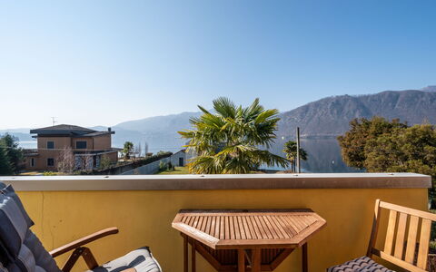 Borgo San Giulio: Himmel, Möbel, Gebäude, Eigentum, Berg, Azurblau, Baum, Gartenmöbel, Schatten, Haus