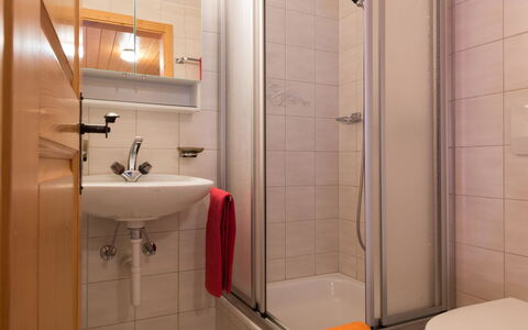 Südlenz 32 3. Og Süd: Braun, Spiegel, Armatur, Eigentum, Gebäude, Zapfhahn, Sinken, Badezimmer, Bad Sink, Lila