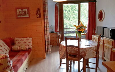 La Clusaz 150: Zimmer, Eigentum, Möbel, Gebäude, Interior Design, Haus, Fussboden, Orange, Tabelle, Wohnzimmer