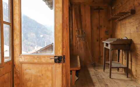 Chalet Pierre Fleur: Pflanze, Wasser, Eigentum, Möbel, Gebäude, Tabelle, Fenster, Azurblau, Stuhl, Interior Design
