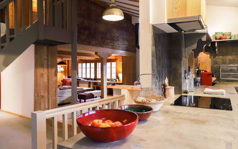 Chalet Pierre Fleur: Pflanze, Wasser, Eigentum, Möbel, Gebäude, Tabelle, Fenster, Azurblau, Stuhl, Interior Design