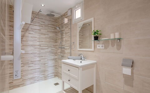 Marysol: Zapfhahn, Armatur, Eigentum, Spiegel, Sinken, Bad Sink, Badezimmer, Holz, Pflanze, Interior Design