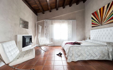 Villa Girgenti: Gebäude, Möbel, Eigentum, Fenster, Bilderrahmen, Komfort, Holz, Bettrahmen, Textil, Interior Design