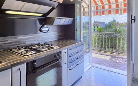 Villa La Rodina - Diano Marina: Cabinetry, Gasherd, Countertop, Küchengerät, Cooktop, Herd, Spüle, Holz, Gebäude, Küche