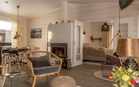 Haltinmalla: Möbel, Interior Design, Holz, Flooring, Decke, Fussboden, Zimmer, Stuhl, Beleuchtung, Wohnzimmer