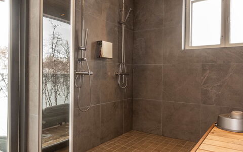 Haltinmalla: Flooring, Wand, Fussboden, Armatur, Badezimmer, Interior Design, Installation, Decke, Fliese, Duschkopf