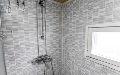 Anttoora A-Sauna: Wand, Flooring, Armatur, Fussboden, Interior Design, Fliese, Badezimmer, Installation, Verbundwerkstoff
