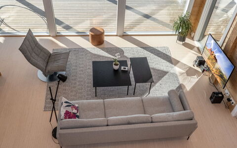 Paloranta: Möbel, Flooring, Couch, Fussboden, Wohnzimmer, Interior Design, Stuhl, Kaffetisch, Holzboden