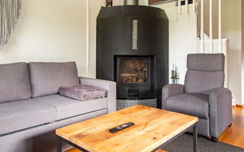 Tahkon Klubitie 4 a: Möbel, Flooring, Interior Design, Fussboden, Holz, Wohnzimmer, Stuhl, Couch, Zimmer, Tabelle