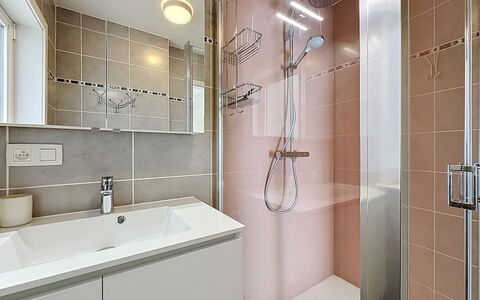 Westhinder with Balcony: Badezimmer, Armatur, Interior Design, Flooring, Fussboden, Zapfhahn, Sinken, Installation, Bad Sink, Dusche