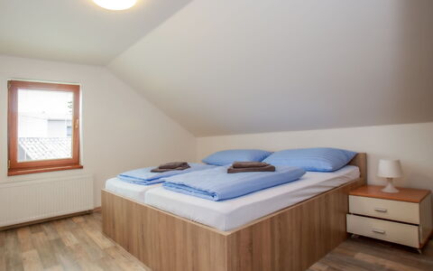 Dehtáře: Möbel, Gebäude, Fenster, Cabinetry, Komfort, Holz, Interior Design, Bettrahmen, Haus, Schublade